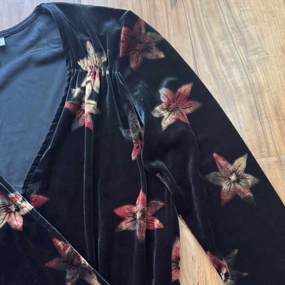 & Other Stories • Floral Velvet Wrap Blouse - Picture 3 of 6